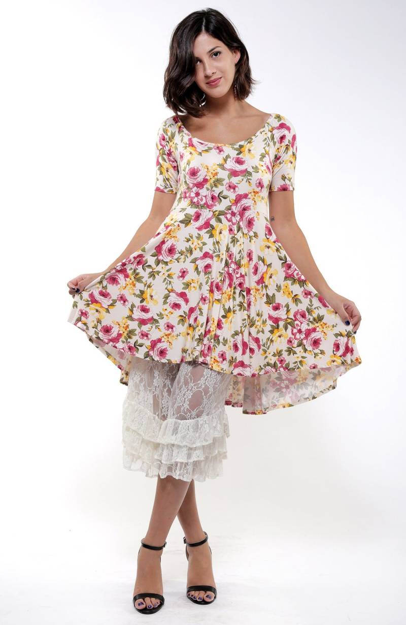 Weiss Und Fuchsia Floral Fit Flare Kleid Mit Taschen von WhatWouldSusieWear