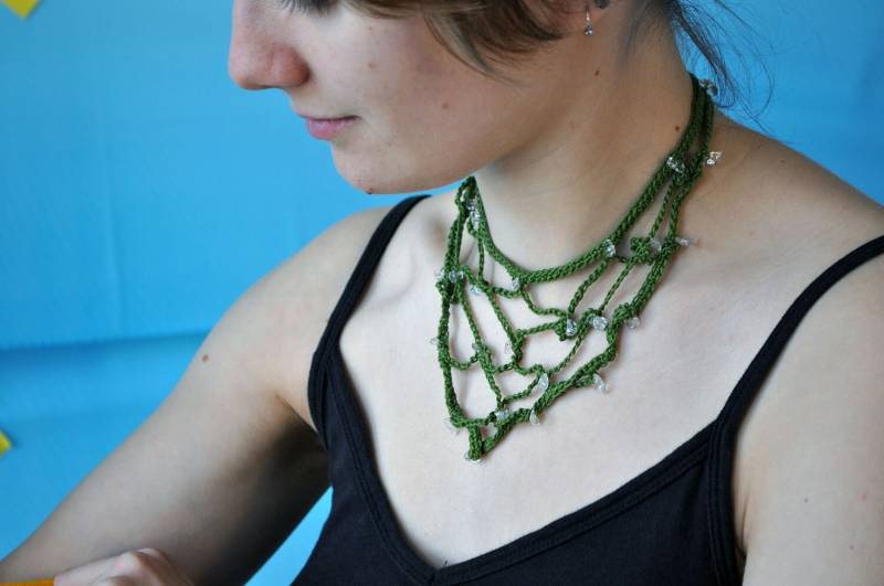 Grüne Latzhalskette Aus Baumwolle Und Bergkristall von WhateverWorks