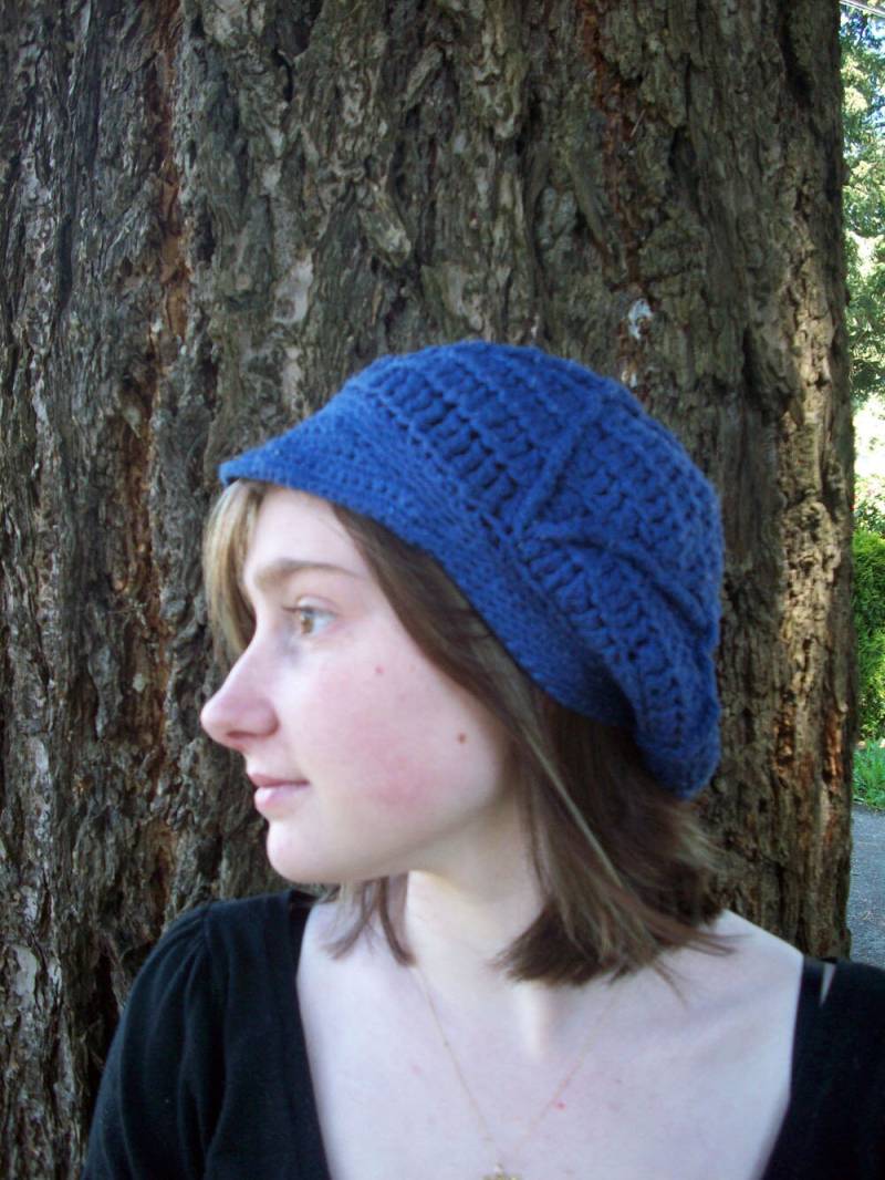 Handgefärbte Marineblaue Gehäkelte Newssie-Mütze Mit Strukturiertem Design von WhateverWorks