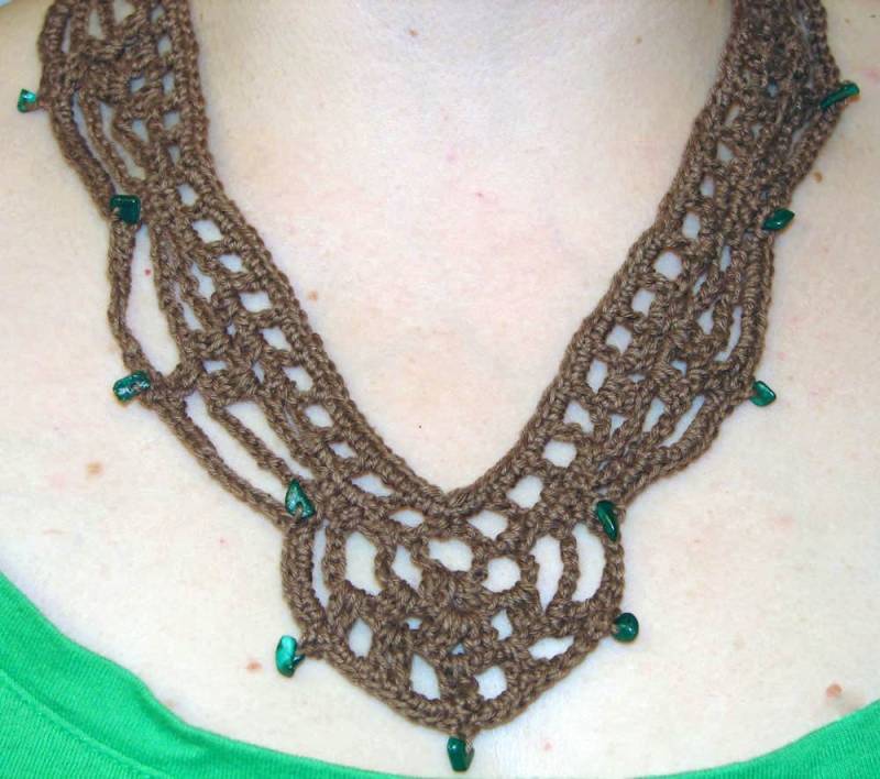 Hellbraune Gehäkelte Kette Aus Baumwolle Und Malachit von WhateverWorks