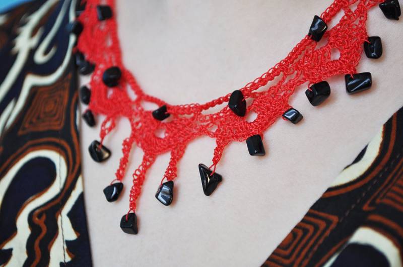Leuchtend Rote Nylon-Häkelspitze Und Schwarze Jet-Halskette von WhateverWorks