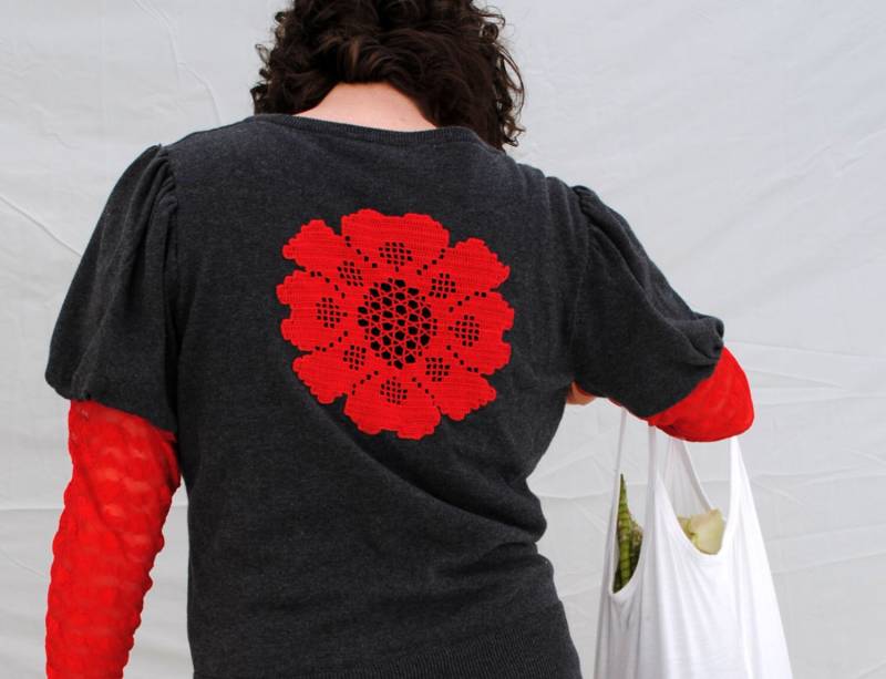 Upcycling Baumwoll Strickjacke Pullover in Grau Und Rot Mit Häkelapplikation Extra Große Spitze von WhateverWorks