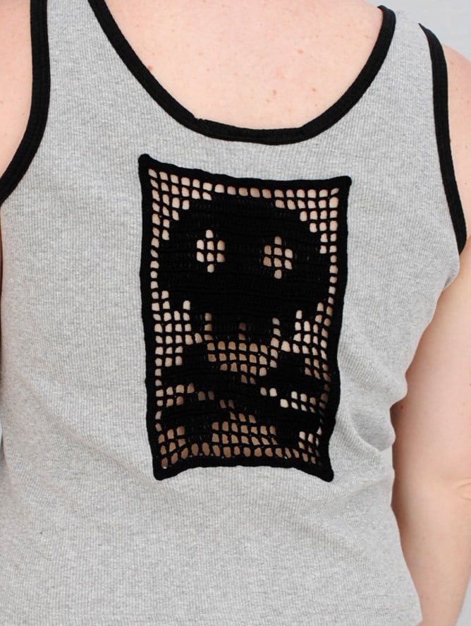 Upcycling Skull & Bones Tank Top Aus Baumwollspitze in Grau Und Schwarz Größe L Extra Groß von WhateverWorks