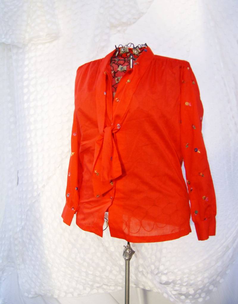Vintage Baumwoll-Poly Rote Bluse Mit Bestickten Ärmeln Und Bindekragen, Größe Extra Groß von WhateverWorks