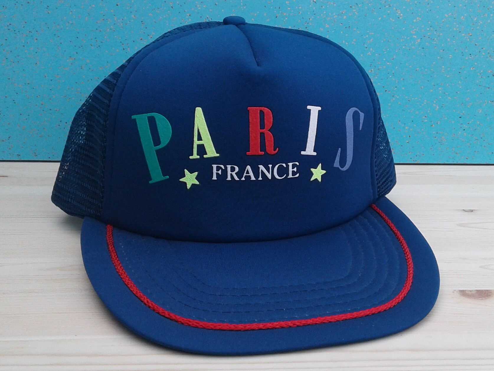 Vintage 80Er/90Er Jahre Paris, Frankreich Lange in Rechnung Gestellt Snapback Bunte Blue Baseball-Cap Vintage 80Er/90Er Jahre Paris, Frankreich Lange in Rechnung Gestellt Snapback Bunte Blue Baseball-Cap von WhatevrzKlevrKlothz