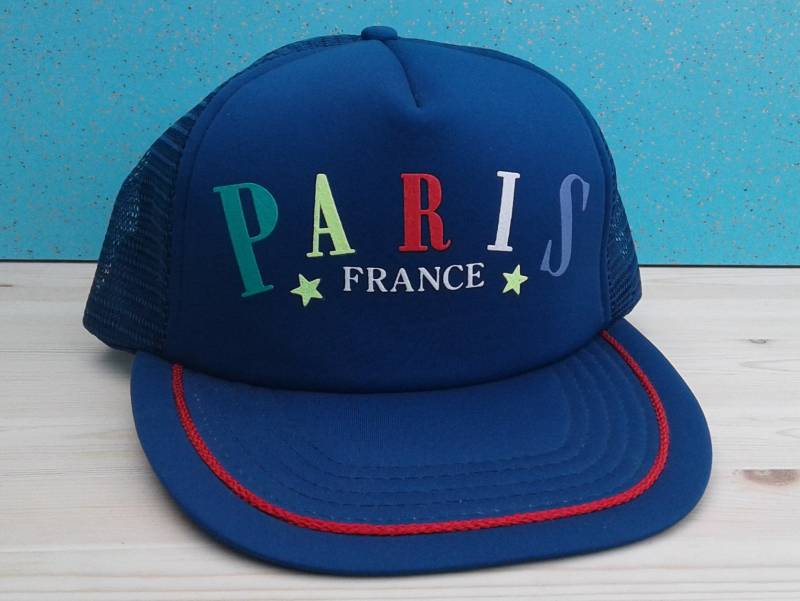 Vintage 80Er/90Er Jahre Paris, Frankreich Lange in Rechnung Gestellt Snapback Bunte Blue Baseball-Cap Vintage 80Er/90Er Jahre Paris, Frankreich Lange in Rechnung Gestellt Snapback Bunte Blue Baseball-Cap von WhatevrzKlevrKlothz