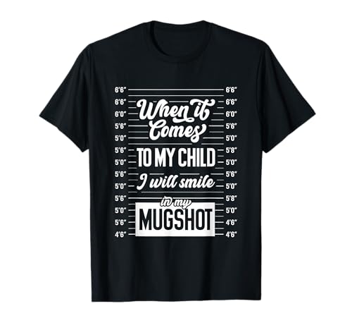 Lustig, wenn es um Mein Kind geht, werde ich in Meinem Fahndungsfoto lächeln T-Shirt Lustig, wenn es um Mein Kind geht, werde ich in Meinem Fahndungsfoto lächeln T-Shirt von When It Comes To My Child I Will Smile Funny Gift