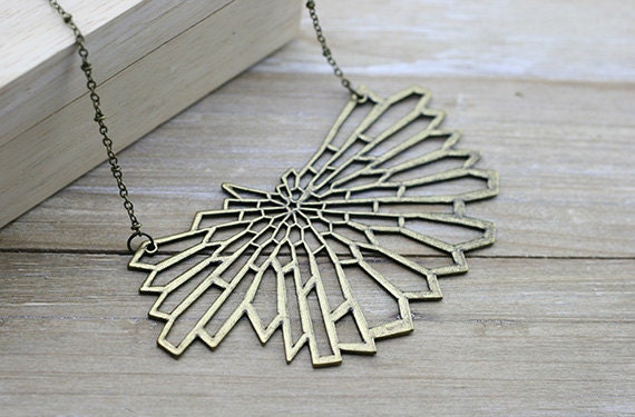 Große Blume Erklärung Stück Auf Einer Bronze Perlenkette von WhenAdamMetEve