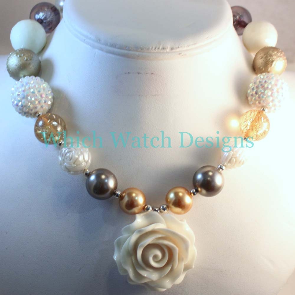 Schicke Mädchen... Elegantes Weiß, Creme, Gold Und Taupe Kleinkind Bubblegum Halskette, Harz Rose Anhänger Schicke Mädchen... Elegantes Weiß, Creme, Gold Und Taupe Kleinkind Bubblegum Halskette, Harz Rose Anhänger von WhichWatchDesigns
