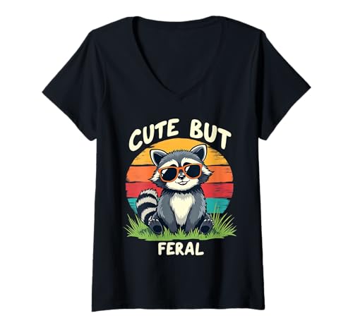 Damen Cute But Feral Raccoon Fun Statement Vintage Sonnenbrille T-Shirt mit V-Ausschnitt Damen Cute But Feral Raccoon Fun Statement Vintage Sonnenbrille T-Shirt mit V-Ausschnitt von Whimsical Raccoon Vibes Wildlife Attitude