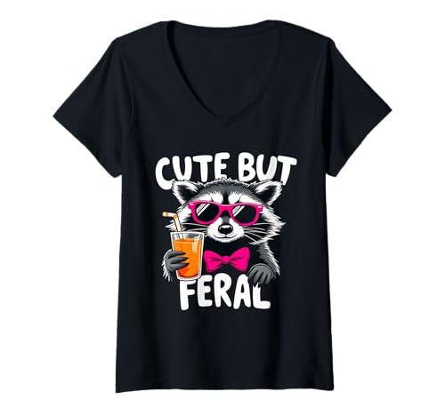 Damen Süßer, Aber Wilder Waschbär-Anhänger, Statement-Motiv, rosa Schleife T-Shirt mit V-Ausschnitt Damen Süßer, Aber Wilder Waschbär-Anhänger, Statement-Motiv, rosa Schleife T-Shirt mit V-Ausschnitt von Whimsical Raccoon Vibes Wildlife Attitude