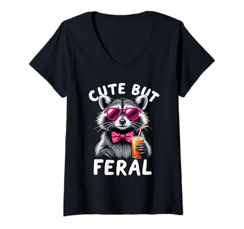 Damen Süßer Aber Wilder Waschbär Charm Statement Pink Fun T-Shirt mit V-Ausschnitt Damen Süßer Aber Wilder Waschbär Charm Statement Pink Fun T-Shirt mit V-Ausschnitt von Whimsical Raccoon Vibes Wildlife Attitude