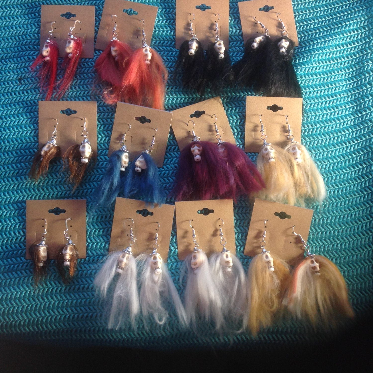Goth Ohrringe Schrunken Gothic Köpfe, Viele Farben, Wähle Eine Fertig Oder Erstelle Deine Eigene Haarfarbe Kombination Goth Ohrringe Schrunken Gothic Köpfe, Viele Farben, Wähle Eine Fertig Oder Erstelle Deine Eigene Haarfarbe Kombination von WhimsicalArtistryCo