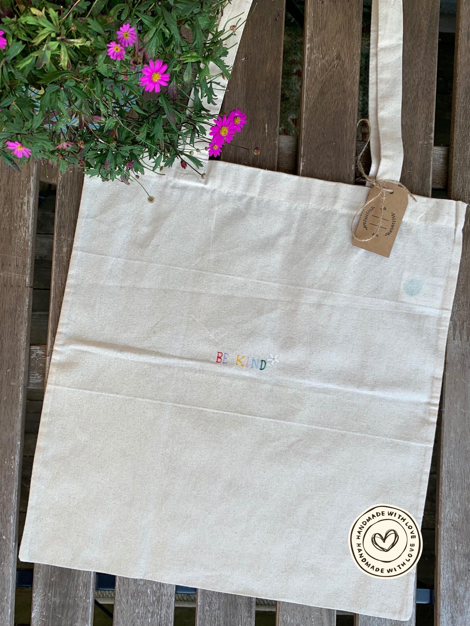 Handbemalter Beutel Aus 100% Baumwolle I Motiv "Be Kind Mit Blume" Waschbar Lange Henkel Handbemalter Beutel Aus 100% Baumwolle I Motiv "Be Kind Mit Blume" Waschbar Lange Henkel von WhimsicalBookPouch