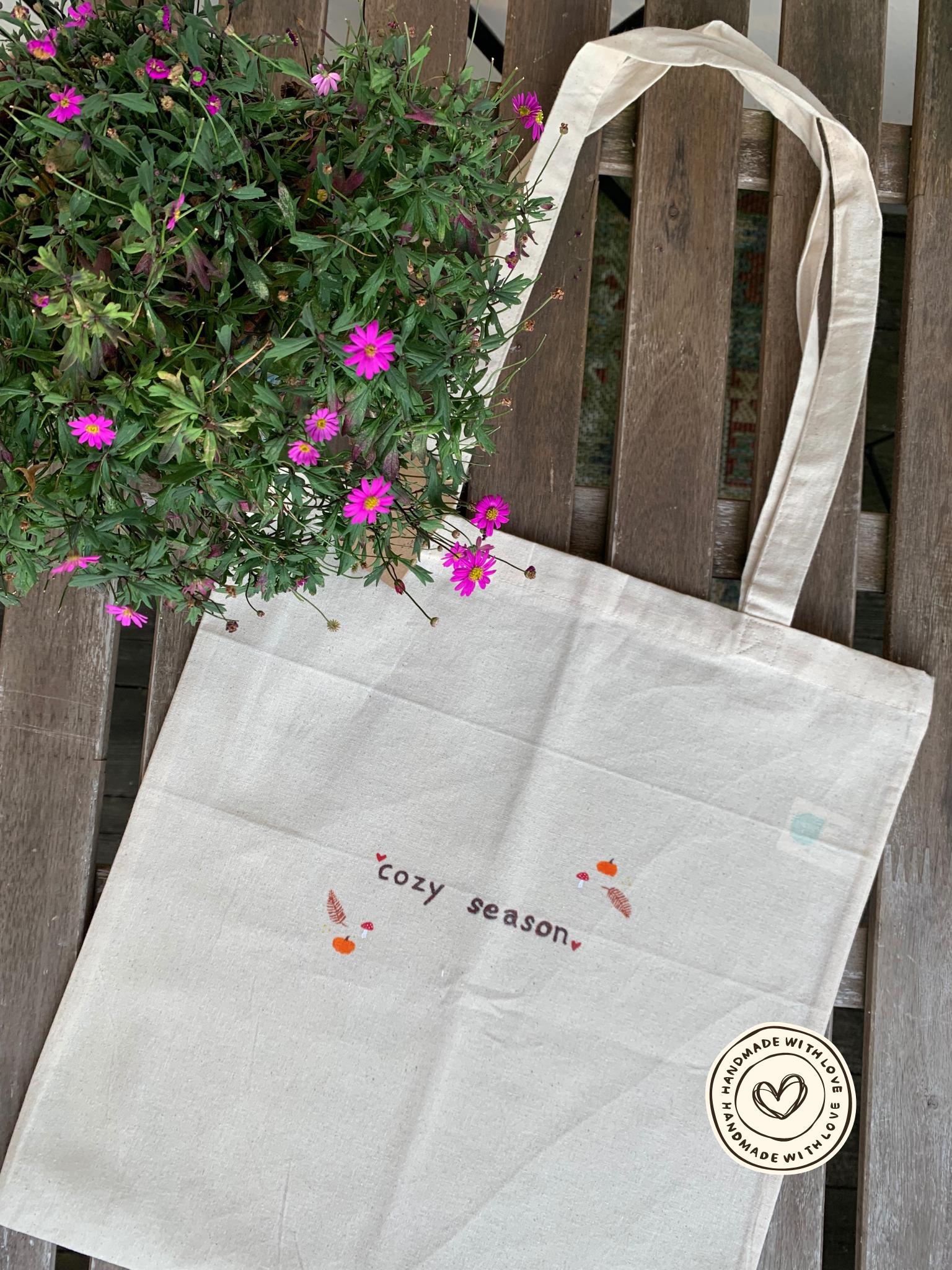 Handbemalter Beutel Aus 100% Baumwolle I Motiv "Cozy Season" Waschbar Lange Henkel Handbemalter Beutel Aus 100% Baumwolle I Motiv "Cozy Season" Waschbar Lange Henkel von WhimsicalBookPouch