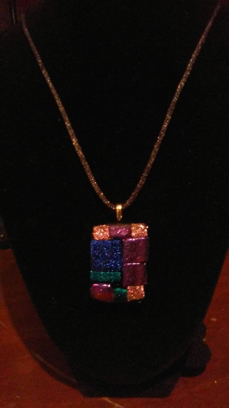 Funkelnde Dirco Halskette. Schimmernde Farben Lila, Türkis, Rosa Und Blau von WhimsicalCreationByV