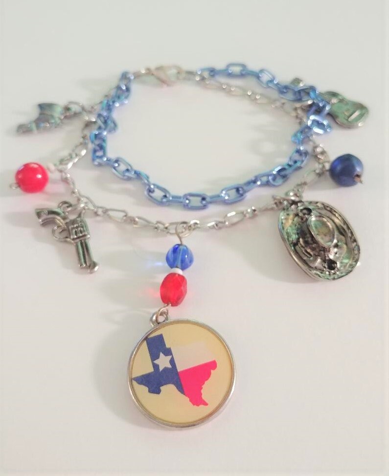 Einzigartige Handgefertigte Texas Themen Silber-Armband Mit Perlen Und Anhänger von WhimsicalIngenuity
