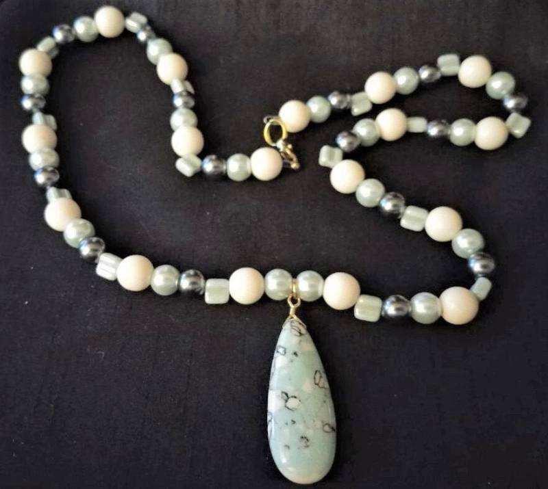 Frauen Handgemachte Halskette Mit Einem Hellblau, Schwarz Und Weiß Teardrop Geformte Anhänger Perle Farbton/Glasperlen von WhimsicalIngenuity