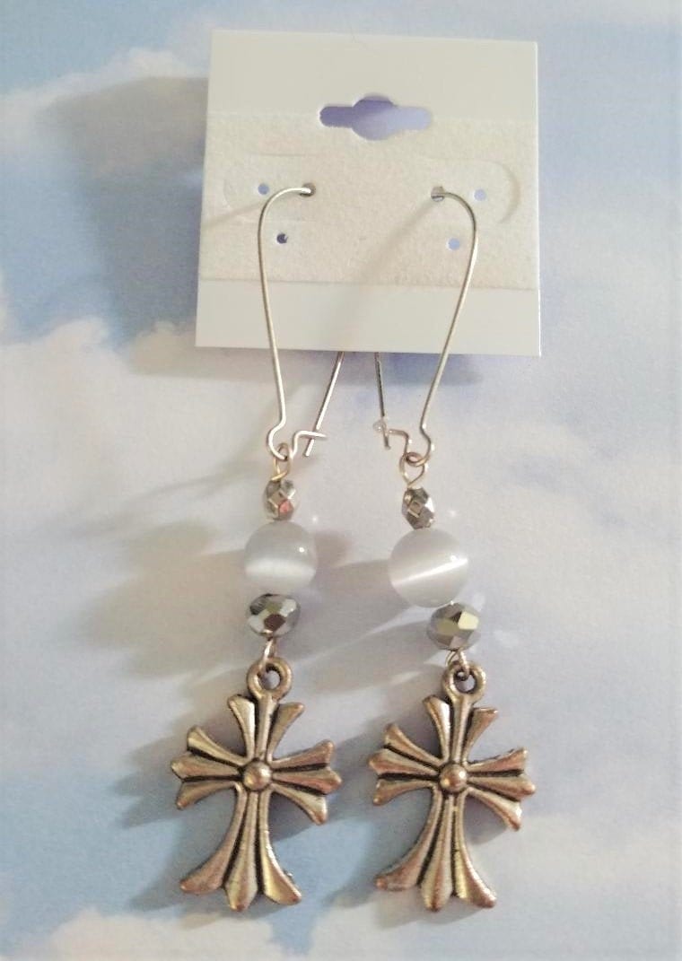 Frauen Handgemachte Spirituelle Religiöse Mondstein Perlen Kreuz Silber Ohrringe von WhimsicalIngenuity