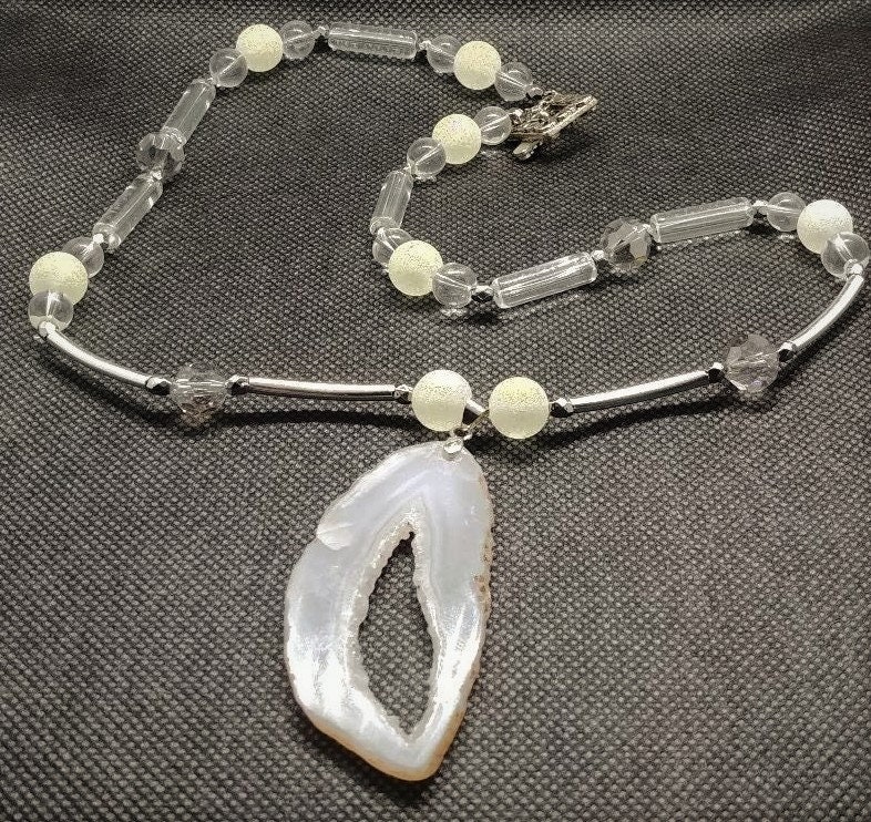 Handgearbeitete Weiß, Klar Und Silber Halskette Mit Einem Weiß Creme Gebänderte Achat Anhänger von WhimsicalIngenuity