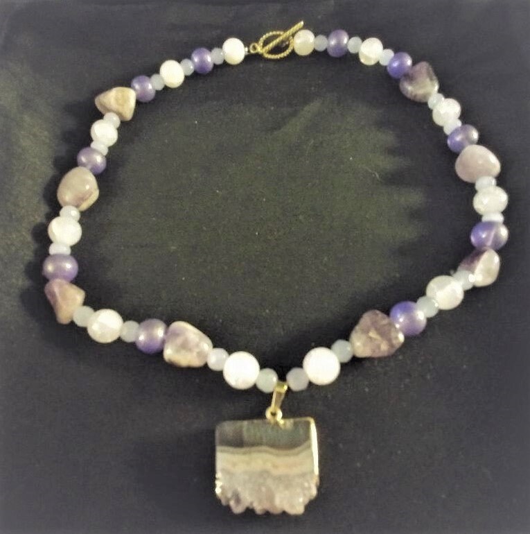 Handgemachte Glas Lila Perlenkette Mit 8 Amethyst Steine Und Anhänger Crystal-Anhänger von WhimsicalIngenuity