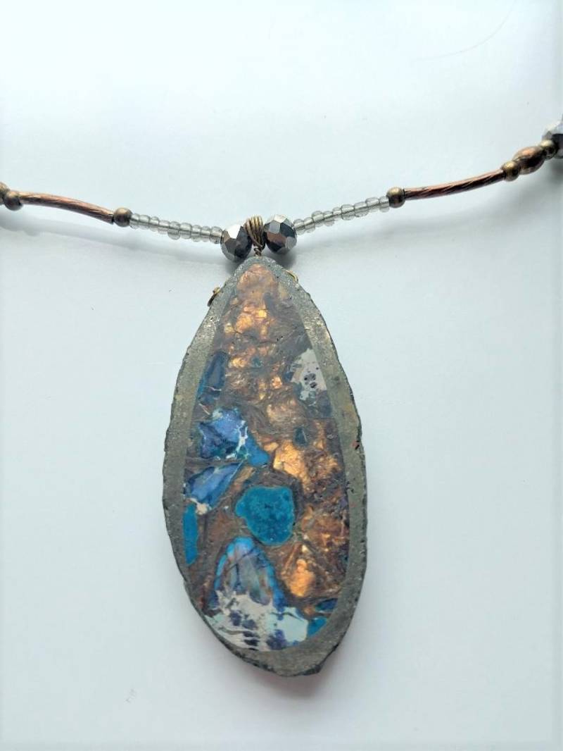 Handgemachte Perlen Halskette Mit Hängenden Anhänger Quarz & Eingebettete Kristalle Blau Kupfer Metall Gewickelt von WhimsicalIngenuity