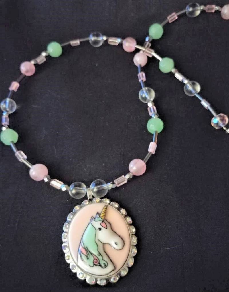 Mädchen-Handgefertigte Perlen Einhorn-Kette Mit Pastell Farbigen Glas Und Metall-Perlen von WhimsicalIngenuity