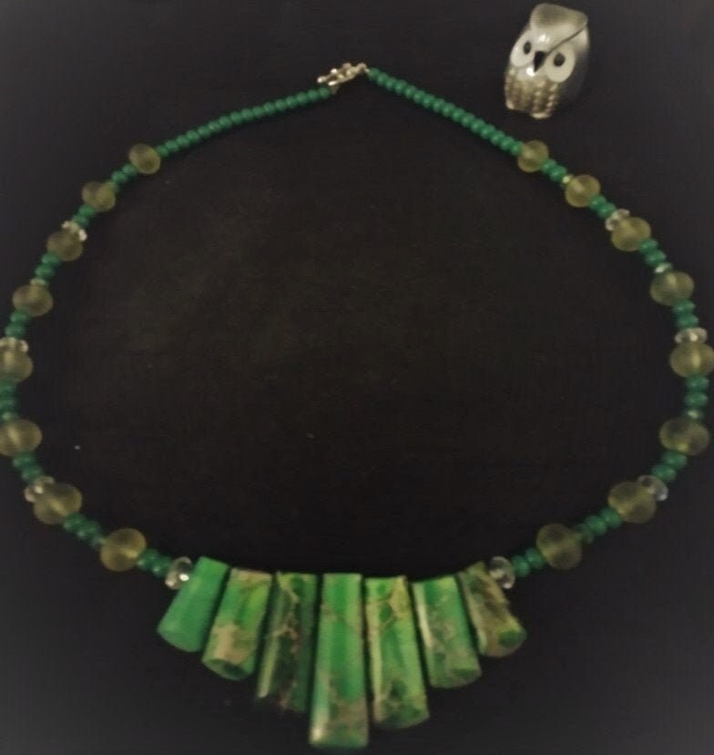 Womens Handgemachte Perlen Grün Und Gelb Halskette Mit Gefärbt Enspis Steine von WhimsicalIngenuity