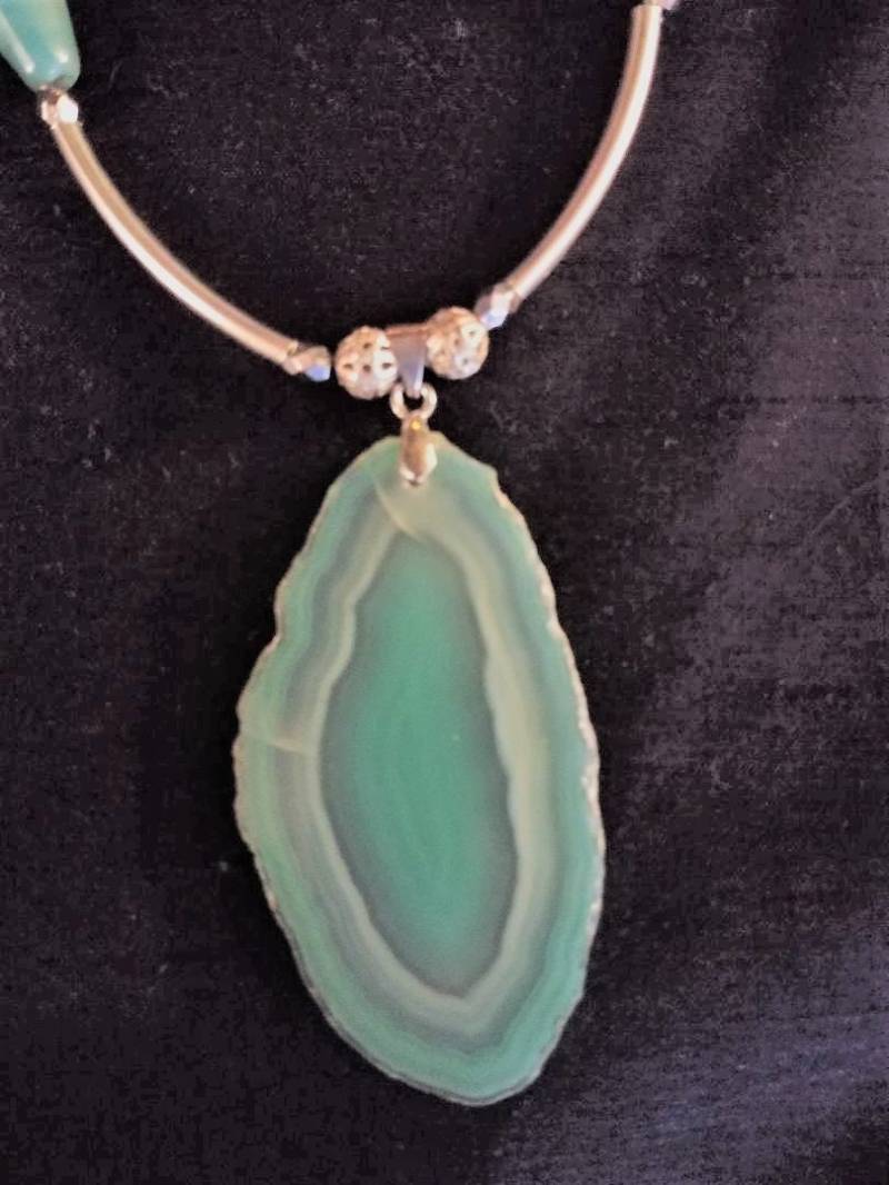 Womens Weiß Handgemachte Perlen Halskette Mit Achat Scheibe Anhänger in Hellblau & Grün Hues von WhimsicalIngenuity