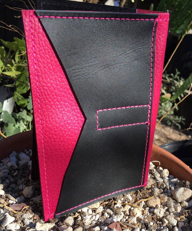 Passport Wallet Schwarz Und Rosa von WhimsyProtocol