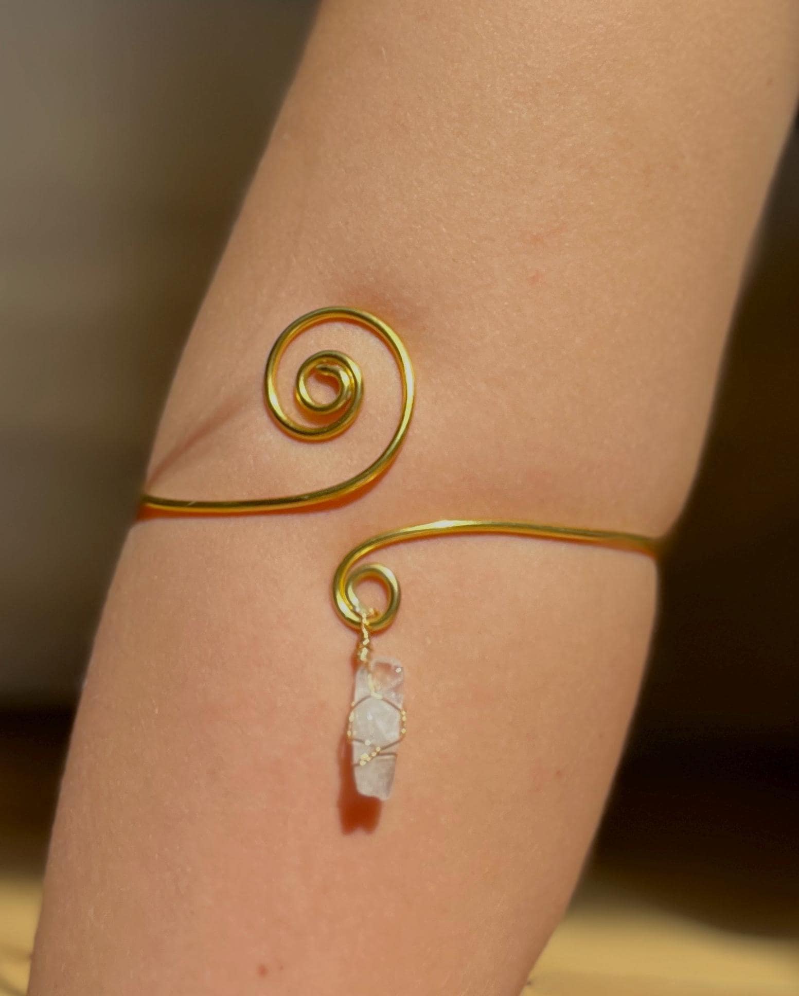 Armreif Armcuff Oberarm Gold Mit Natürlichem Quarz Größenverstellbar Armreif Armcuff Oberarm Gold Mit Natürlichem Quarz Größenverstellbar von WhimsySpirals