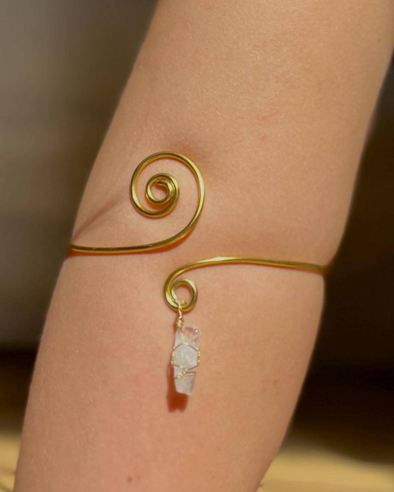 Armreif Armcuff Oberarm Gold Mit Natürlichem Quarz Größenverstellbar Armreif Armcuff Oberarm Gold Mit Natürlichem Quarz Größenverstellbar von WhimsySpirals