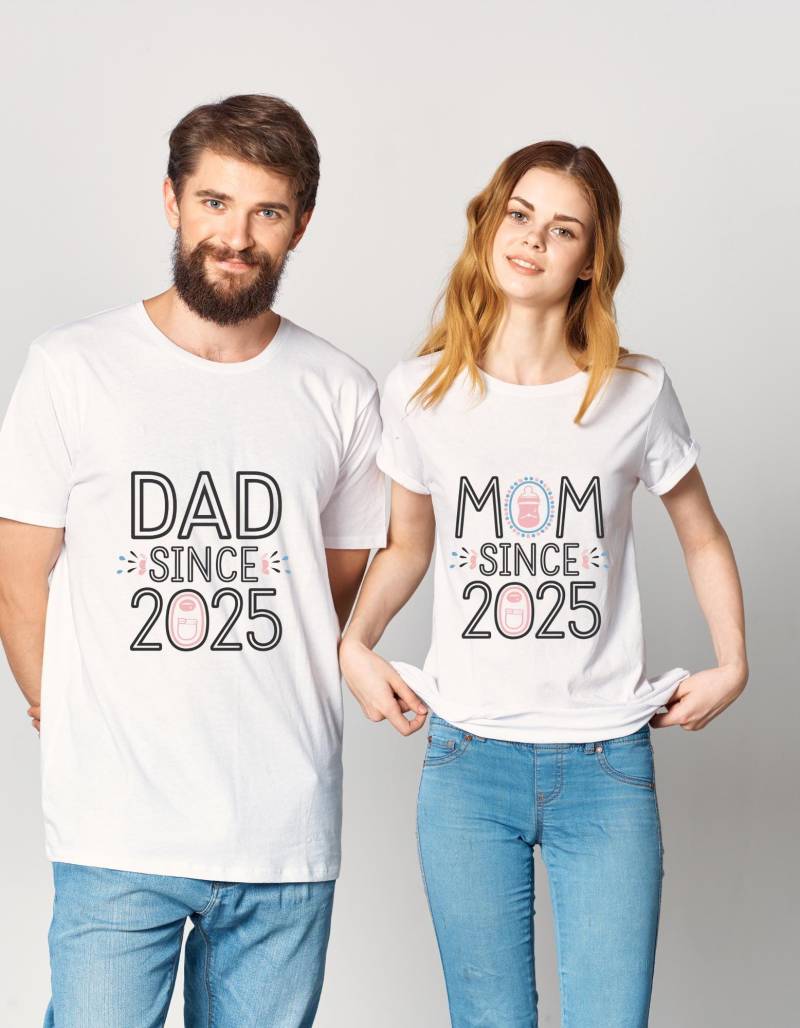 Papa Seit 2025 T-Shirt, Mama Passende Shirts, Babymitteilung Neue Eltern Geschenk, Schwangerschaft Enthüllen Shirt von WhimsyWarpThreads