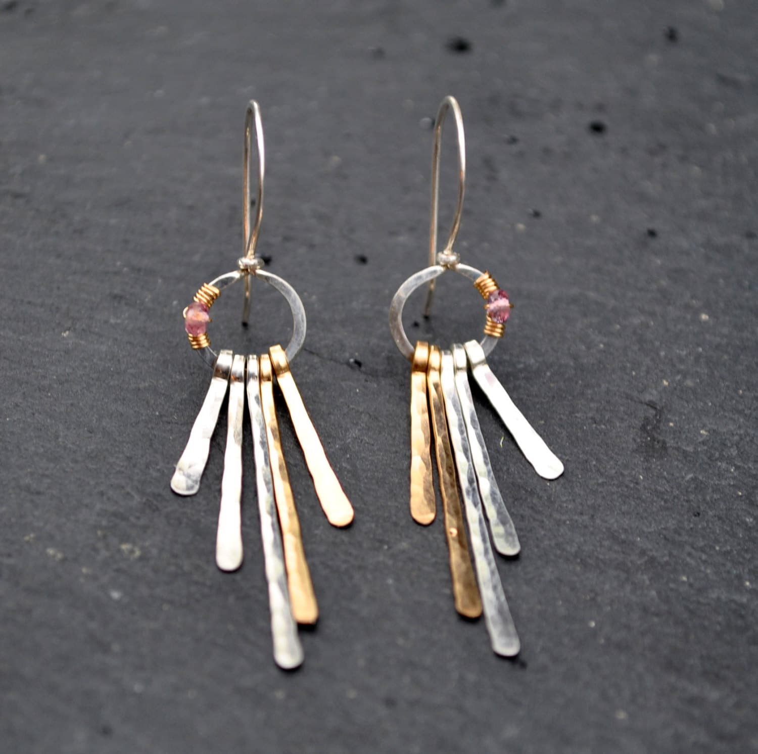 Gehämmerte Fransen Ohrringe Aus Mischmetall Sterling Silber, Akzente in Pink Spinell Gehämmerte Fransen Ohrringe Aus Mischmetall Sterling Silber, Akzente in Pink Spinell von WhimsybyKT