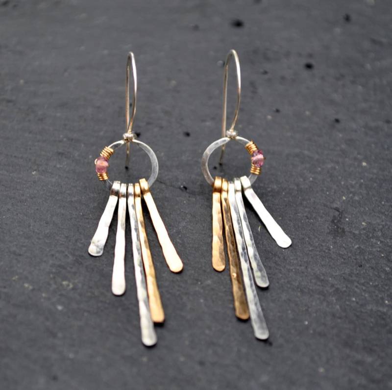 Gehämmerte Fransen Ohrringe Aus Mischmetall Sterling Silber, Akzente in Pink Spinell Gehämmerte Fransen Ohrringe Aus Mischmetall Sterling Silber, Akzente in Pink Spinell von WhimsybyKT