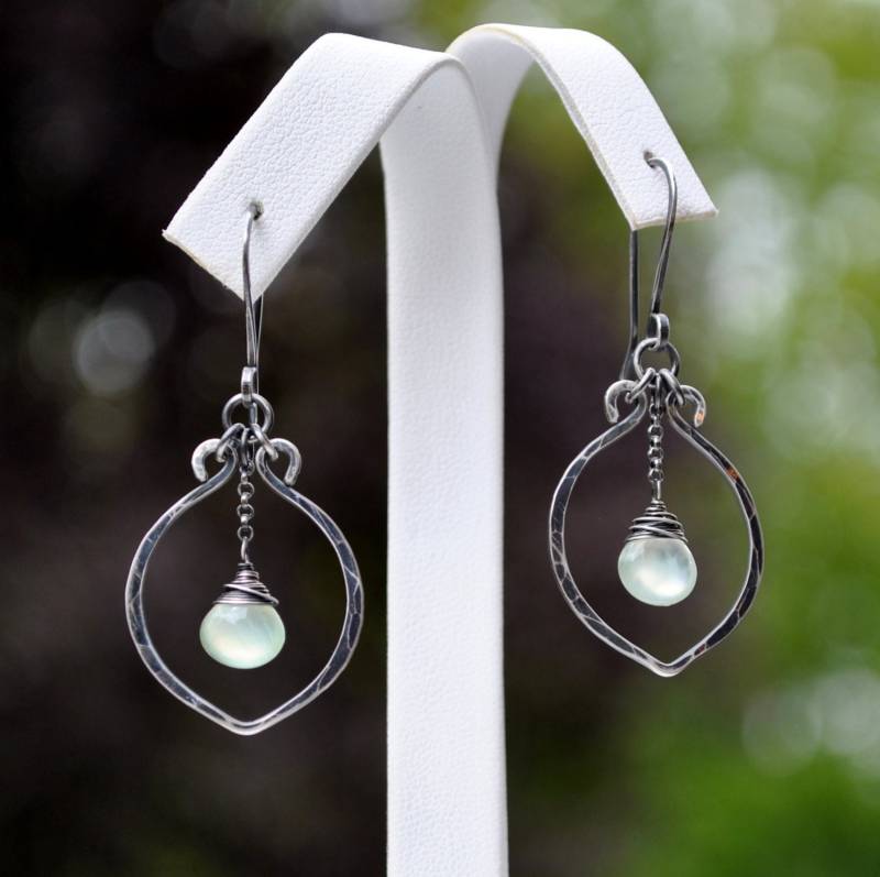 Gehämmertes Sterling Silber Blatt Ohrringe - Zierliche Leuchtende Grüne Prehnit Edelstein Ohrringe, Auf Bestellung Angefertigt von WhimsybyKT