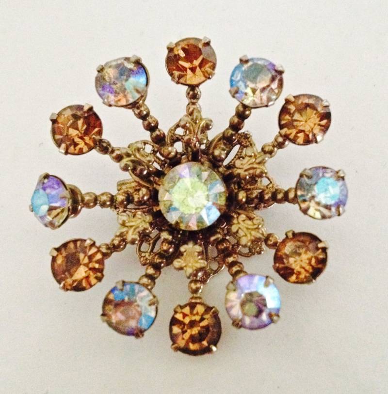 Vintage Aurora Borealis Starburst Brosche Eine Antikisierte Schneeflocke von WhirleyShirley