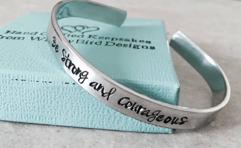 "Handgestempeltes Manschettenarmband "Be Strong & Courageous" - Personalisierter Schmuck." von WhirlyBirdDesigns