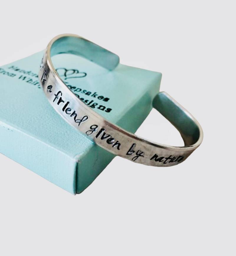 Personalisierte Cousin Geschenk Manschette Armband, "Ein Ist Ein Freund" von WhirlyBirdDesigns