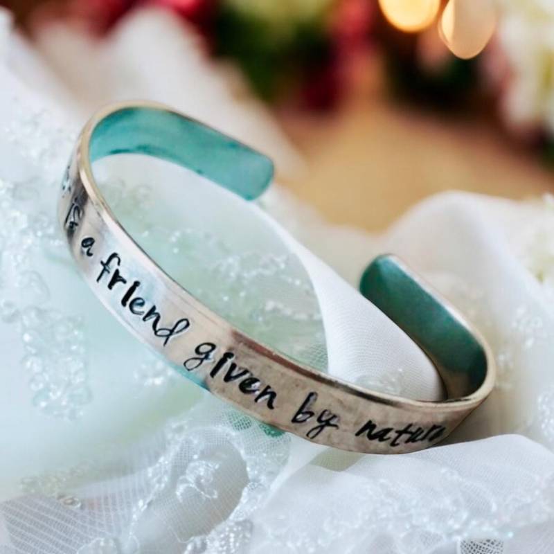 Personalisierte Schwester Manschette Armband Hand Gestempelt, Custom Zitat von WhirlyBirdDesigns