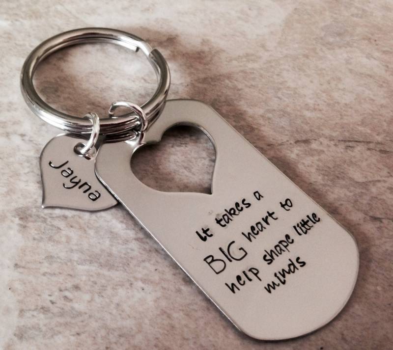 Personalisierter Lehrer Schlüsselanhänger Anhänger "It Takes A Big Heart' von WhirlyBirdDesigns