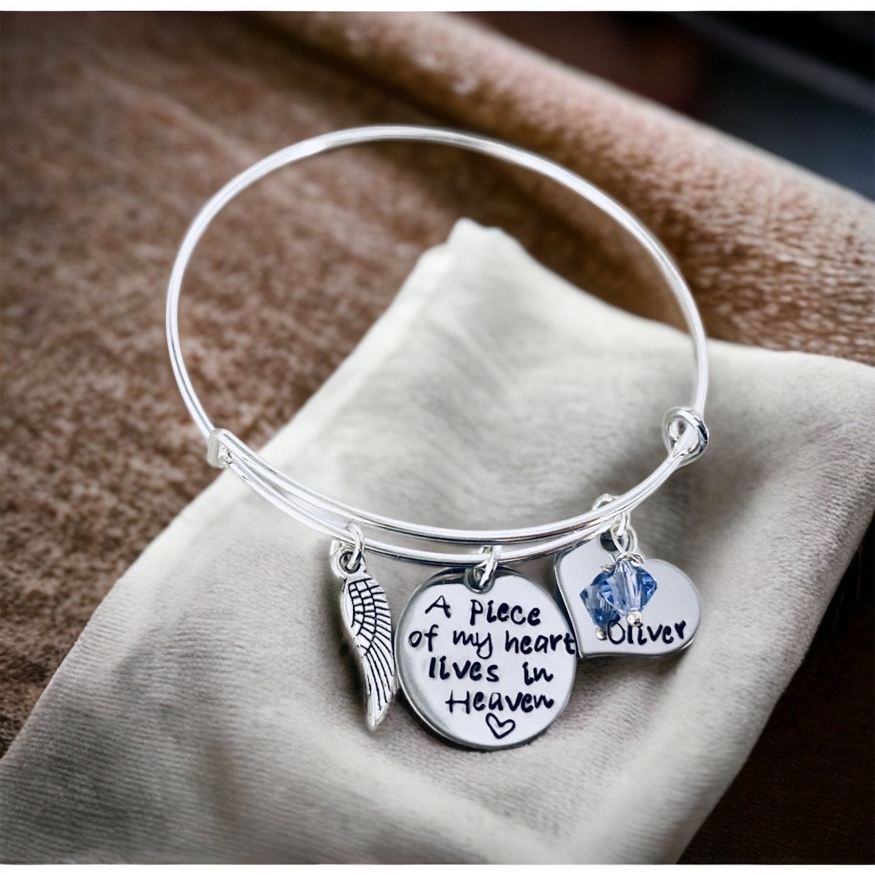 Gedenk-Armreif "A Piece Of My Heart Lives in Heaven', Individueller Namensanhänger von WhirlyBirdDesigns