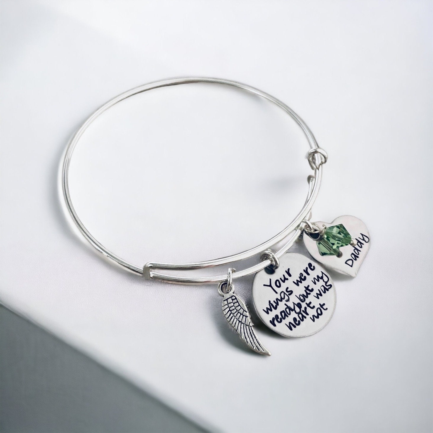 Gedenk Armreif Personalisierter Erinnerungs Schmuck Mit Engelflügel von WhirlyBirdDesigns