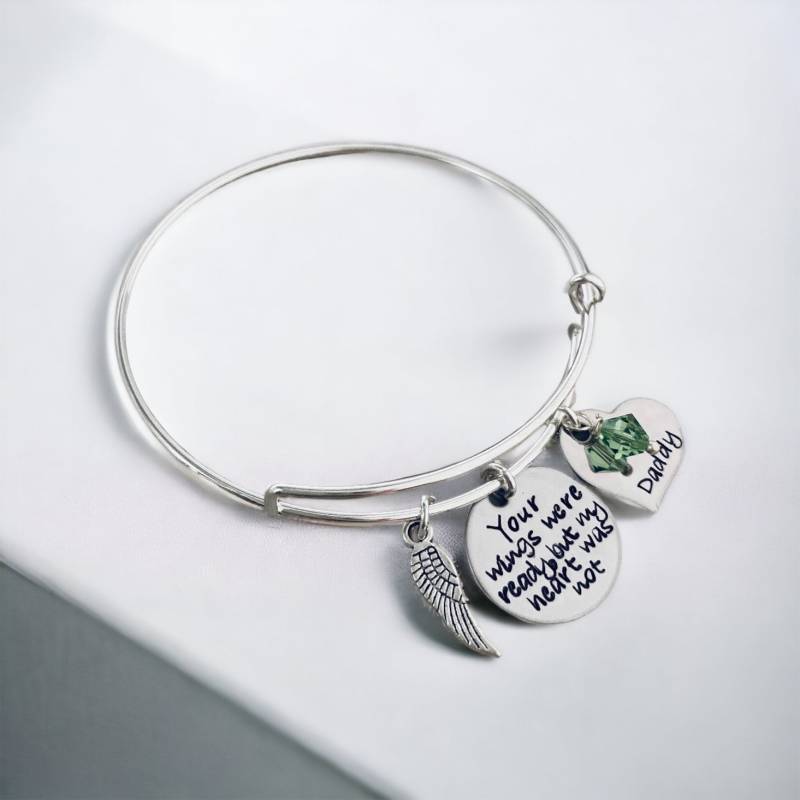 Gedenk Armreif Personalisierter Erinnerungs Schmuck Mit Engelflügel von WhirlyBirdDesigns