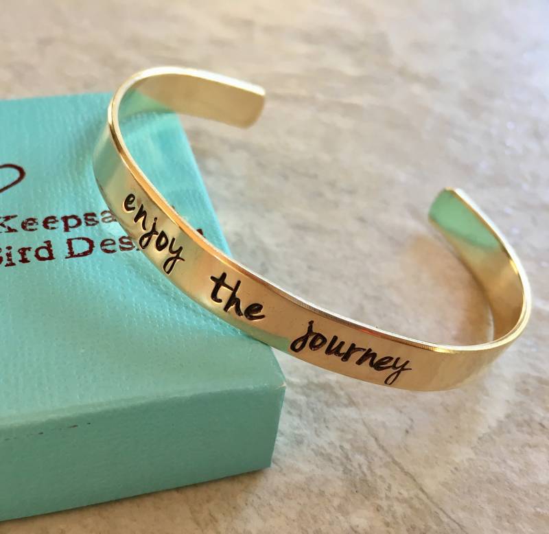 Personalisiertes Manschettenarmband Graviertes Messing, Genieße Die Reise von WhirlyBirdDesigns