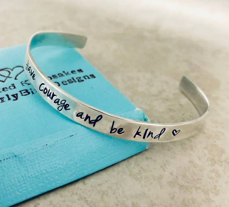 Personalisiertes Armband Mit Gravur "Have Courage, Be Kind' - Geschenk Personalisiert von WhirlyBirdDesigns