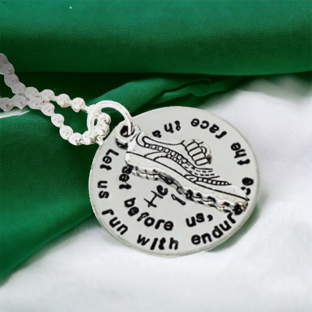 Halskette Für Läufer Hebräer 12 1 Lasst Uns Mit Ausdauer Das Rennen Laufen, Vor 5K 10K Eingestellt Ist Schmuck Training von WhirlyBirdDesigns