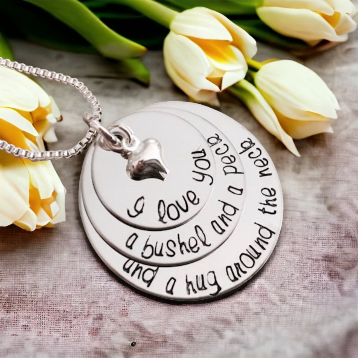 Hand Gestempelt "I Love You A Bushel & Peck" Halskette Mit Puffed Herz Anhänger." von WhirlyBirdDesigns