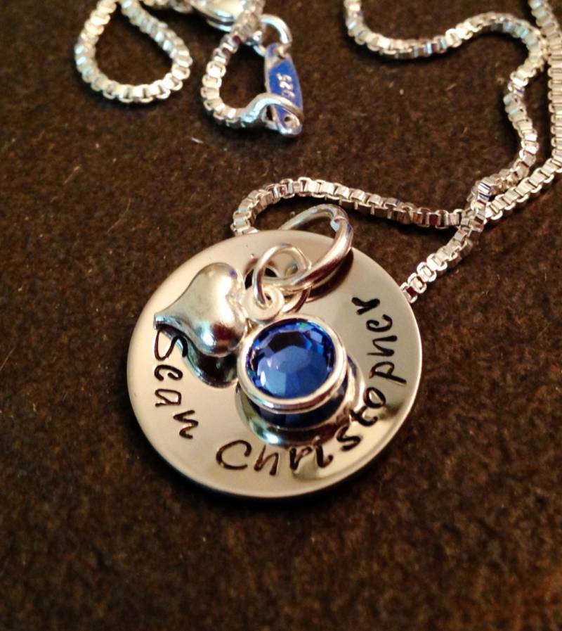 Handgestempelte Personalisierte Halskette Swarovski Geburtsstein & Name von WhirlyBirdDesigns