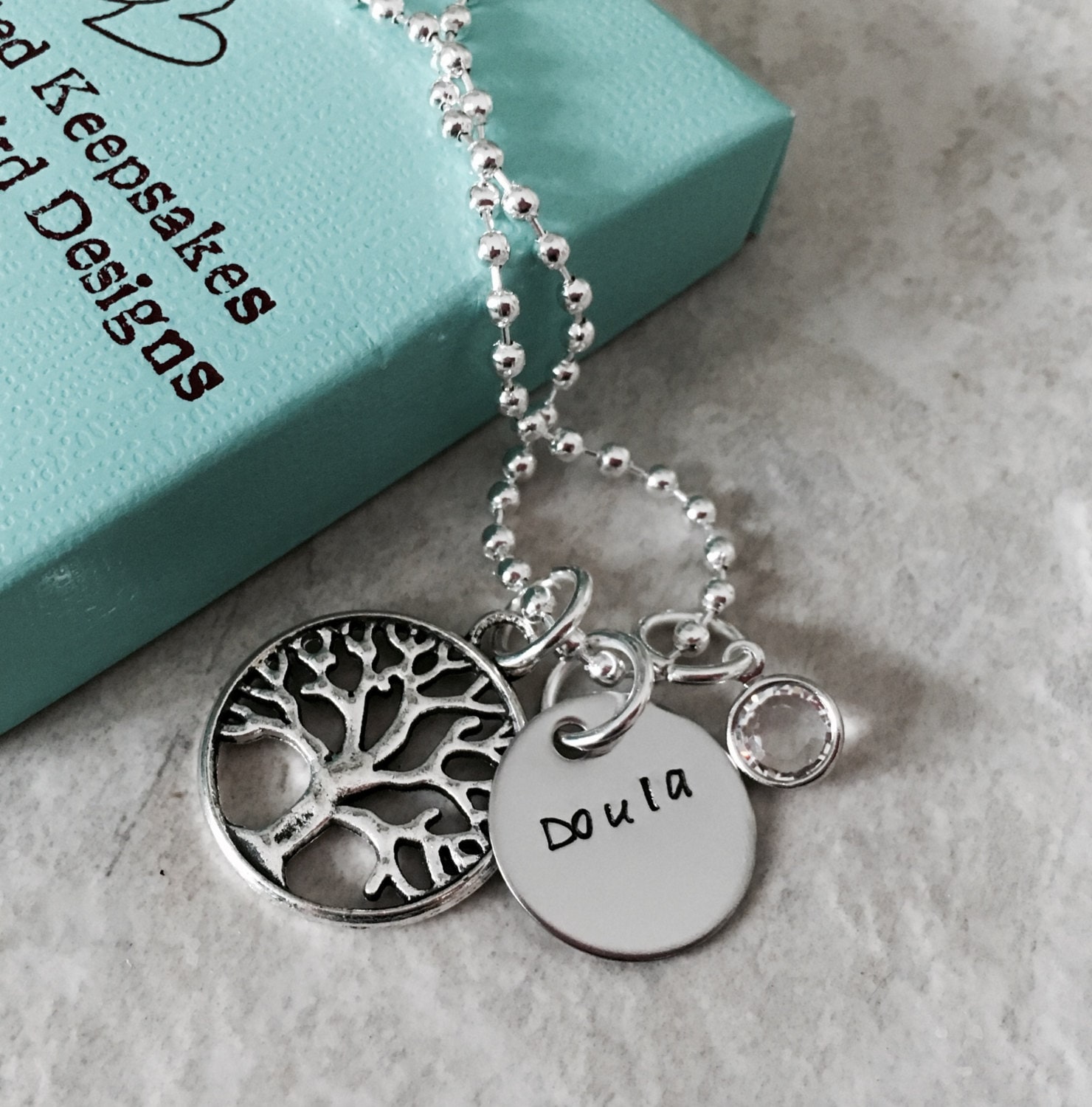 Handgestempelte Personalisierte Halskette Mit Baum Des Lebens-Charms Und Swarovski-Kristall-Dula von WhirlyBirdDesigns